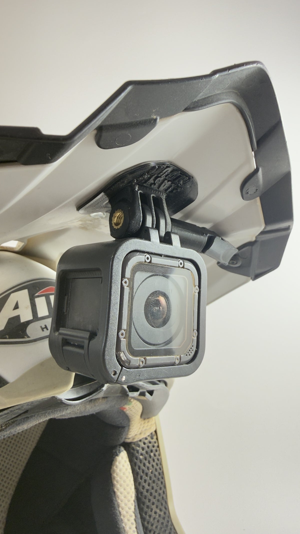 Fauris Elastic Mount flexible action camera mount, black - mounted under a helmet peak with an action camera